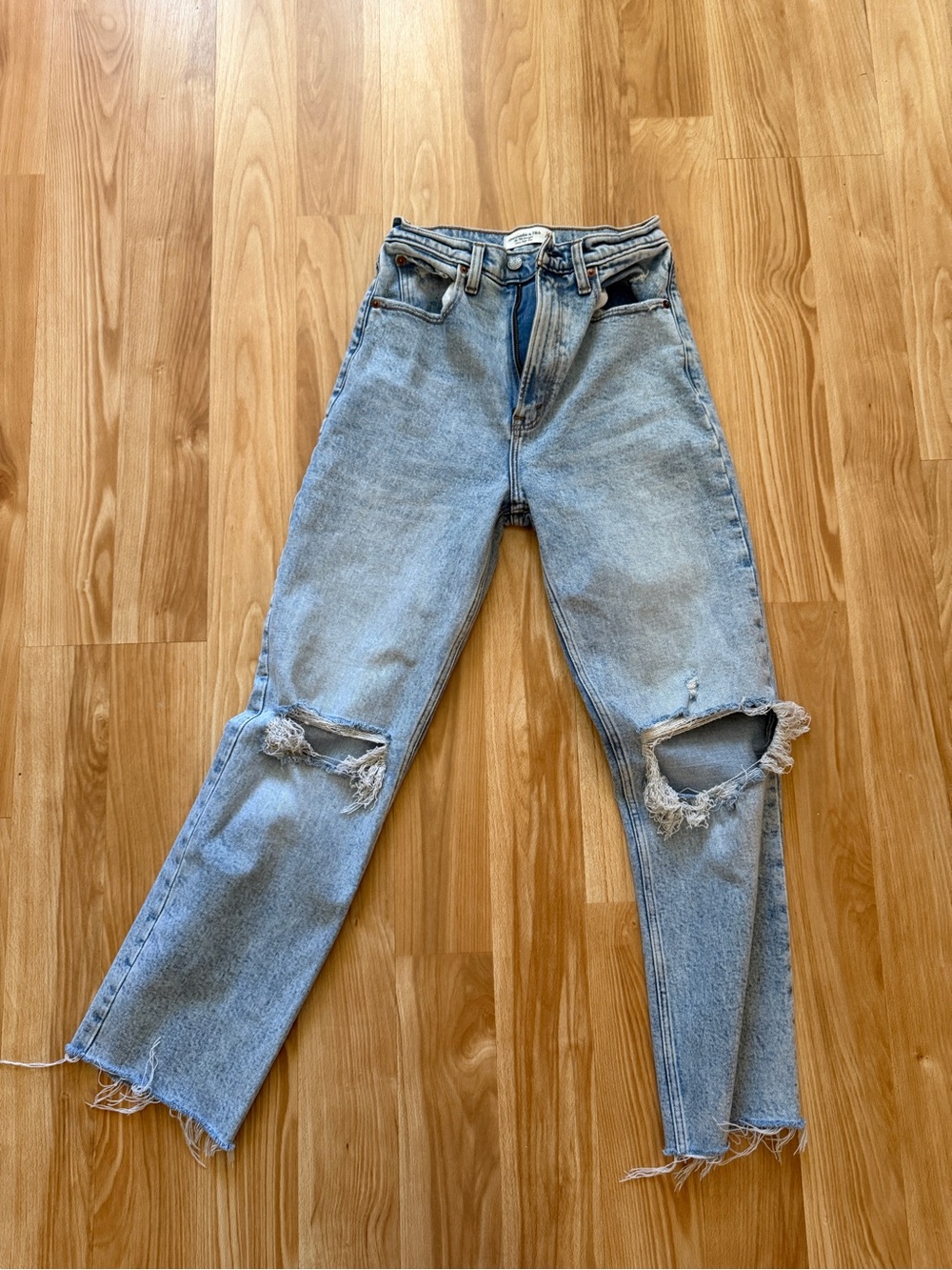 Abercrombie Women's 26/2L Light Wash Distressed '90s Straight Jeans